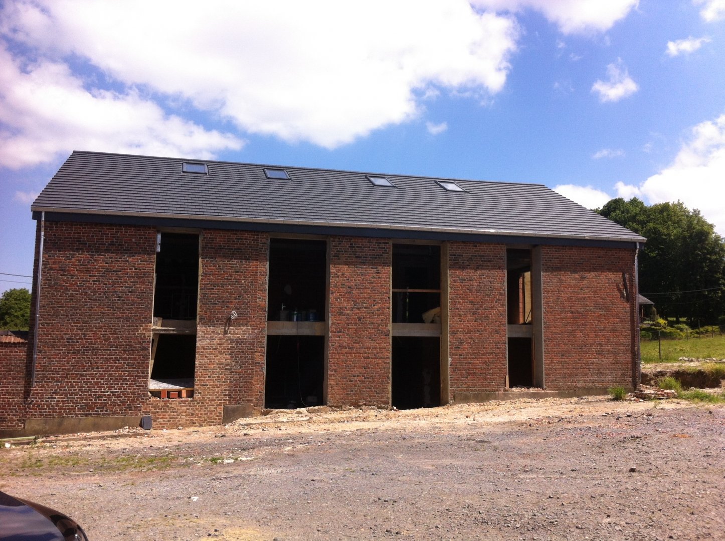 Couverture d'une nouvelle maison avec placement de plusieurs velux